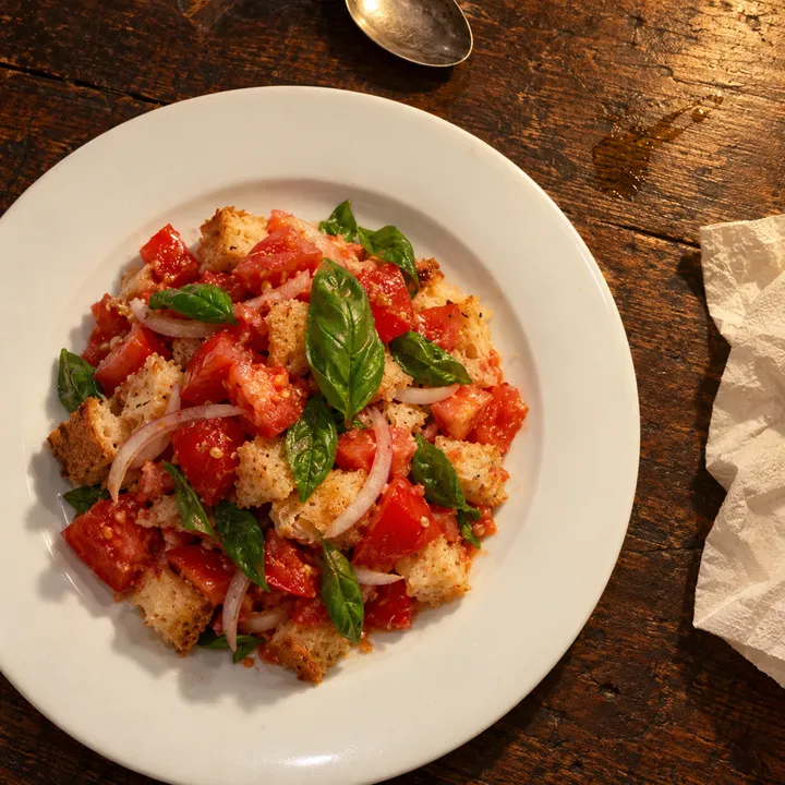 Panzanella con pane e basilico