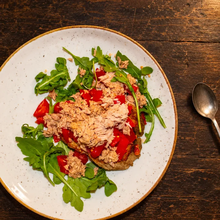 Bruschetta pomodoro, tonno e rucola