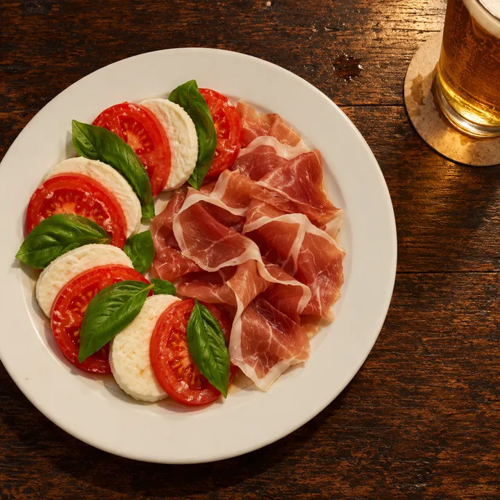 Caprese con prosciutto crudo