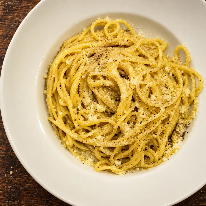 Spaghetti o tagliolini al cacio e pepe