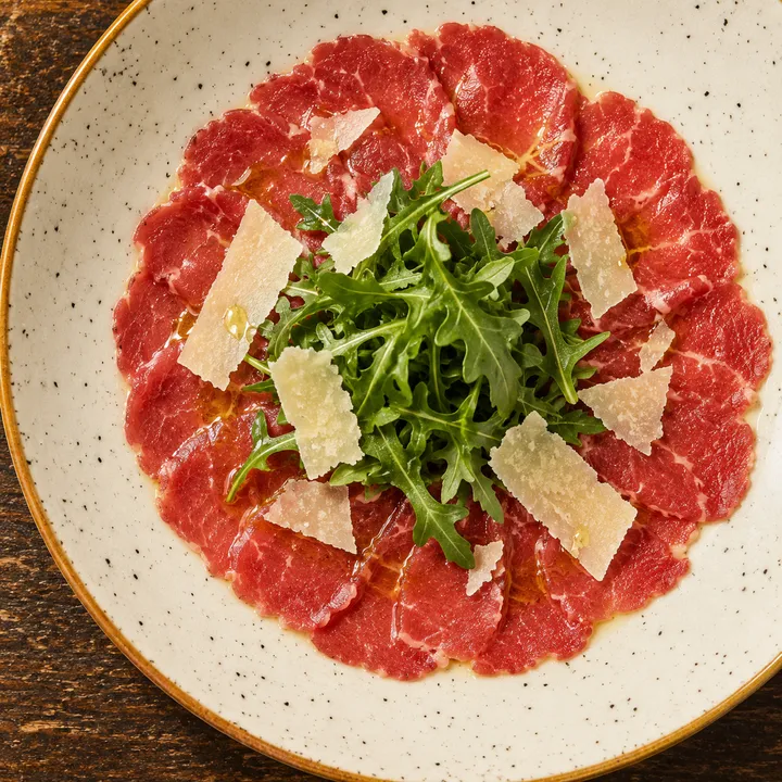 Carpaccio di manzo con rucola e parmigiano