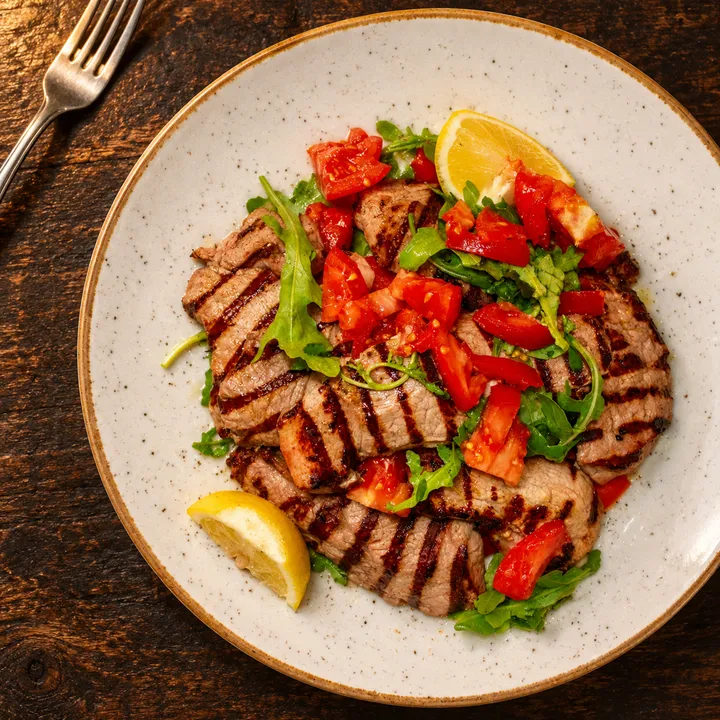 Tagliata di vitello con rucola e pomodoro