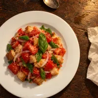 Panzanella con pane e basilico