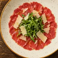 Carpaccio di manzo con rucola e parmigiano